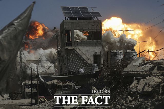 가자시티 장악을 위해 지상전을 준비하고 있는 이스라엘군이 13일(현지시각) 가자시티의 한 건물을 공습해 불길과 연기가 치솟고 있다./가자시티=AP.뉴시스