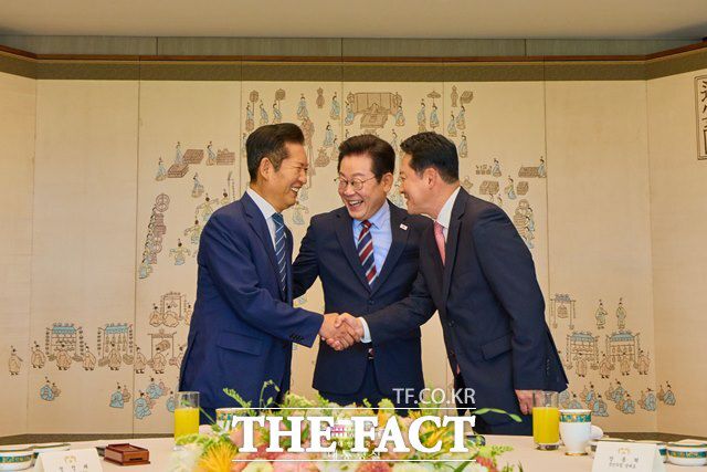 민주당은 전날 불거진 내홍 여파로 당내 분위기가 어수선한 모습이다. 사진은 이재명 대통령이 8일 오후 용산 대통령실에서 정청래 민주당 대표(왼쪽), 장동혁 국민의힘 대표와 인사를 나누고 있는 모습. /대통령실