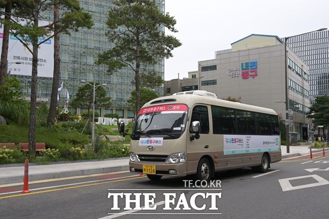 지난 1일부터 운행된 통합 셔틀버스 '내편중구버스'는 올해 말까지 시범 운행에 나선다./중구