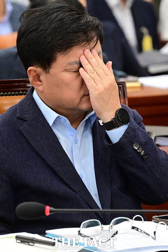 15일 업계에 따르면 환경부는 지난 12일 제4차 배출권거래제 할당계획 공청회를 통해 2026년부터 2030년까지 제4차 계획기간의 배출권 사전할당량을 제3차 계획기간 대비 줄이는 방안을 발표했다. 김성환 환경부 장관이 8월20일 오전 서울 여의도 국회에서 열린 환경노동위원회 전체회의에 참석해 회의 중 얼굴을 만지고 있다. /남윤호 기자