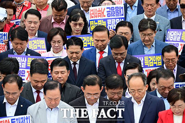 당내서도 극우 색채를 어렵게 지워내고 있던 노력이 물거품이 되는 것 아니냐는 우려가 나온다. 사진은 장동혁 국민의힘 대표와 송언석 원내대표를 비롯한 참석자들이 12일 오후 서울 여의도 국회 본관 앞에서 열린 야당탄압 독재정치 규탄대회에서 묵념하고 있는 모습. /남윤호 기자