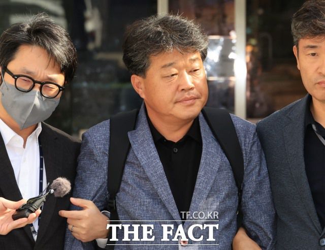 정치자금법 위반 혐의를 받는 박창욱 경북도의원이 지난 15일 오후 서울 서초구 서울중앙지방법원에서 열린 구속 전 피의자 심문(영장실질심사)을 마친 뒤 법원을 나서고 있다. /뉴시스