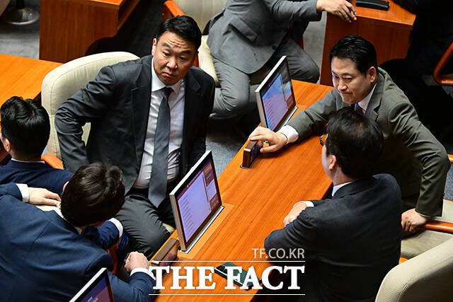 장동혁 국민의힘 대표(오른쪽)가 16일 오후 서울 여의도 국회 본회의장에서 열린 외교·통일·안보 분야 대정부질문에 참석해 정희용, 신동욱 의원 등과 대화하고 있다. /국회=남윤호 기자