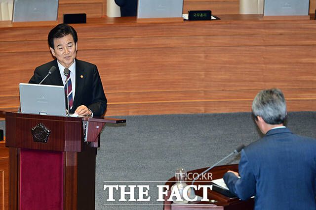 정동영 통일부 장관은 16일 국회 외교·통일·안보 분야 대정부 질문에서 북한을 대화의 장으로 불러오기 위한 조치로 한미연합군사훈련 등을 중단하는 데 대해 "숙고할 필요가 있다"고 밝혔다. /국회=남윤호 기자