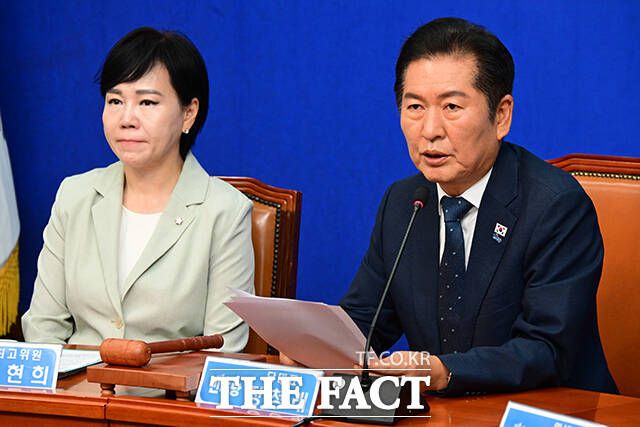 민주당은 조희대 대법원장 사퇴와 탄핵 가능성까지 거론하며 사법부 압박을 거세게 밀어붙이고 있다. 사진은 전현희 최고위원과 정 대표. /남윤호 기자