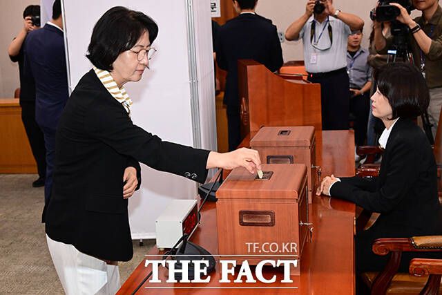 투표하는 추 위원장.