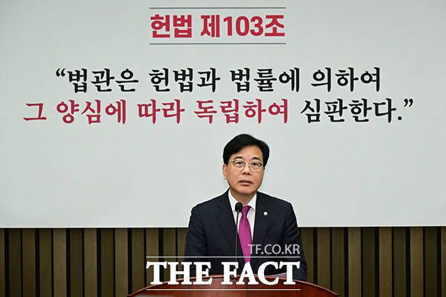 국민의힘은 이재명 대통령 탄핵 검토라는 초강수를 두기도 했다. 사진은 송언석 국민의힘 원내대표가 16일 오전 서울 여의도 국회에서 열린 긴급 의원총회에 참석해 발언하고 있는 모습. /남윤호 기자