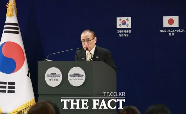 위성락 국가안보실장은 내달 경주에서 열리는 아시아태평양경제협력체(APEC) 정상회의를 계기로 김정은 북한 국무위원장의 방한 가능성에 대해 "올 가능성이 없다고 본다"고 전망했다. 위 실장이 8월 24일(현지 시간) 일본 도쿄 한 호텔에 마련된 프레스센터에서 한일 정상회담 관련 브리핑을 하고 있다. /뉴시스
