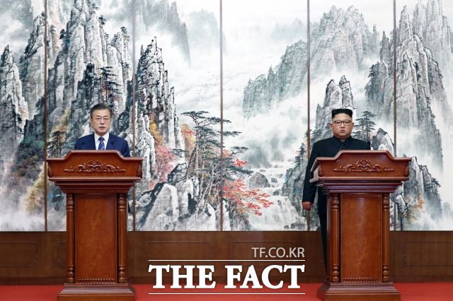 지난 2018년 9월 19일 문재인 대통령과 김정은 국무위원장이 평양 백화원 영빈관에서 평양공동선언 합의서에 서명한 후 발표하고 있다.