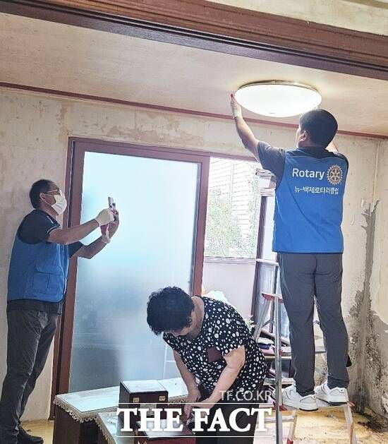 국제로타리 3680지구 뉴-백제로타리클럽이 18일 대덕구의 취약계층을 대상으로 '주거환경개선사업'을 했다. 회원들이 전등을 교체하고 있다. /이창섭 독자