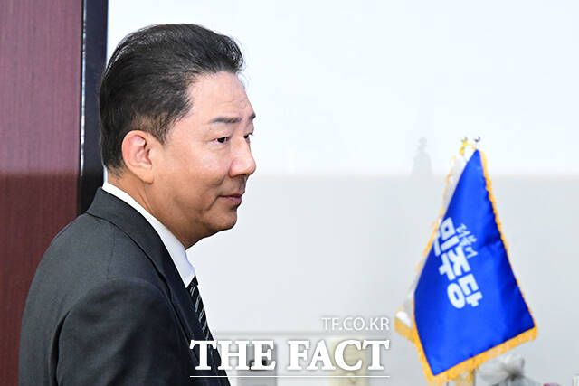 더불어민주당이 18일 '3대 특검 종합대응특별위원회'에서 이날 발의를 예고한 내란·국정농단 전담재판부 설치법과 관련해 "당론 발의는 아니다"라고 선을 그었다. 사진은 김병기 원내대표./남윤호 기자