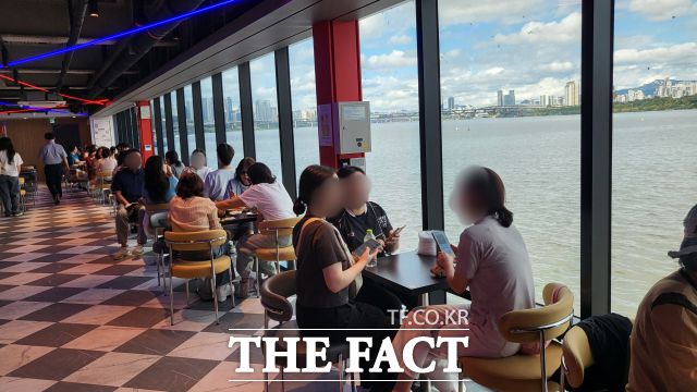 시민들이 잠실 선착장 2층에 있는 부대시설을 즐기며 대기하고 있다. /정소양 기자