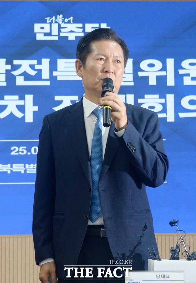 정청래 대표가 16일 전북 전주시 더불어민주당 전북특별자치도당에서 열린 '호남발전특별위원회 제1차 전체회의'에 참석해 인사말을 하고 있다. /뉴시스