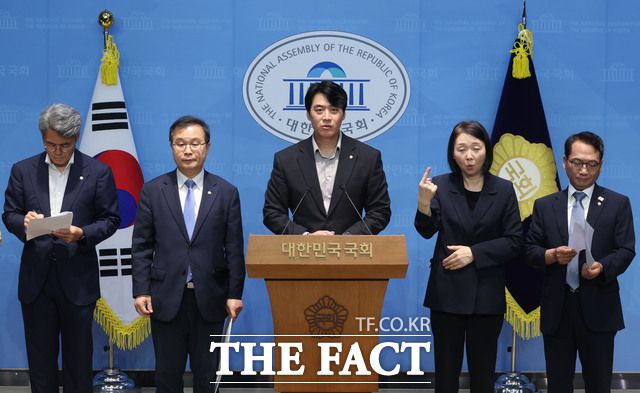 사건의 핵심 증언이 '회유·조작'의 산물로 드러날 경우 위증 논란으로 번질 수 있다는 관측이 나온다. 사진은 한준호(가운데) 민주당 정치검찰 조작기소대응특위 위원장. /뉴시스