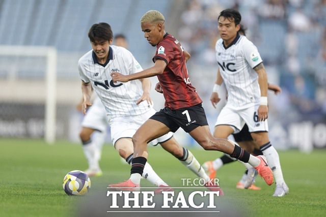 플레이오프 경쟁을 펼치는 부천과 서울이랜드는 20일 맞대결을 통해 '승점 6점짜리' 경기를 펼친다./K리그