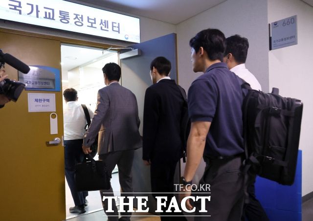 양평고속도로 특혜 의혹 관련 국토교통부 압수수색에 나선 김건희 특검팀이 지난 7월14일 오전 정부세종청사 국가교통정보센터로 향하고 있다./뉴시스