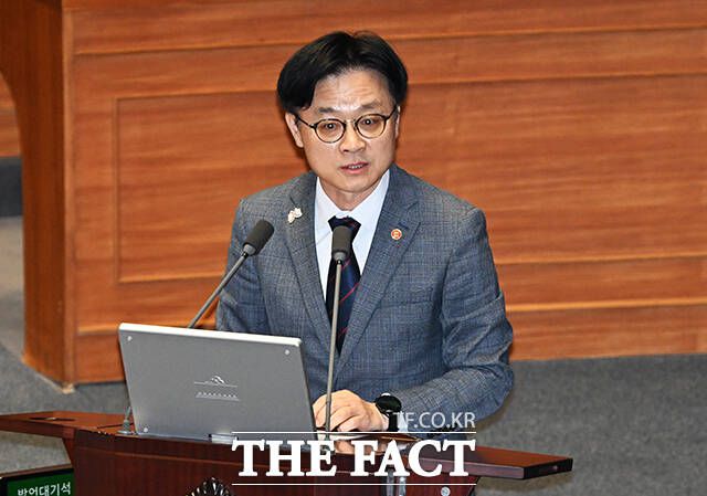 김정관 산업부 장관이 지난 17일 오후 서울 여의도 국회에서 열린 경제 분야에 대한 대정부질문에 참석해 질의에 답변을 하고 있다./배정한 기자