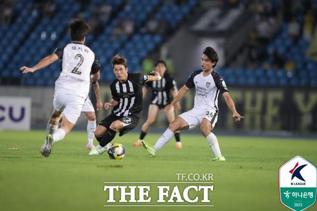 5위 전남이 3연패에 빠지고 6위 성남이 11경기 연속 무패행진을 달리면서 1부리그 승격 기회의 마지노선인 5위 쟁탈전이 치열하게 전개되고 있다./K리그