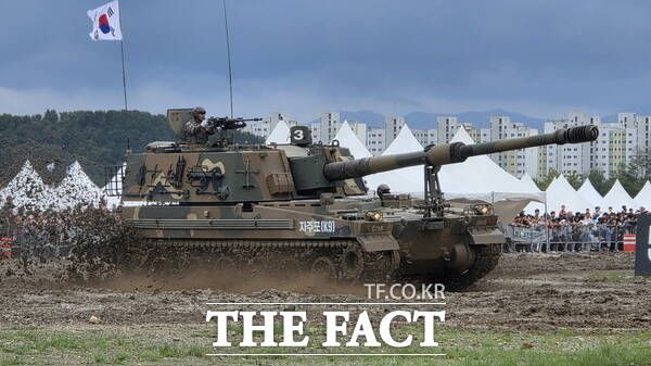 '2025 계룡軍문화축제' 및 '지상군페스티벌'에서 선보인 제병합동전투시범에서 K9 자주포가 기동 시범을 하고 있는 모습./정예준 기자