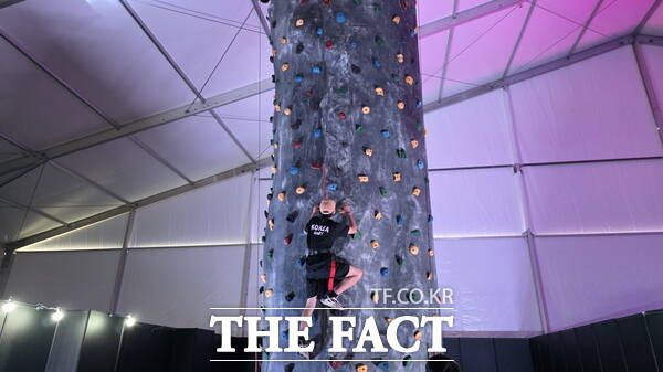 '2025 계룡軍문화축제' 국방·익스트림 체험관 내에 있는 암벽 등반 체험./정예준 기자