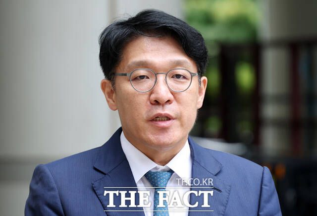 김상민 전 부장검사는 이재명 대통령의 피습 사건을 고의적으로 축소했다는 의혹도 받고 있다. 김 전 검사는 특검 조사 과정에서 지난해 4월 국정원 특보 시절 이 대통령을 테러 피해자로 보기 어렵다는 내용의 법률 검토 보고서를 작성한 배경에 관해 스스로 밝혔다고 한다. /이새롬 기자