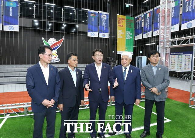 22일 2025 전주드론축구월드컵 드론축구 특설경기장을 찾은 우범기 전북 전주시장(가운데)이 대회 준비 상황을 챙기고 있다. /전주시