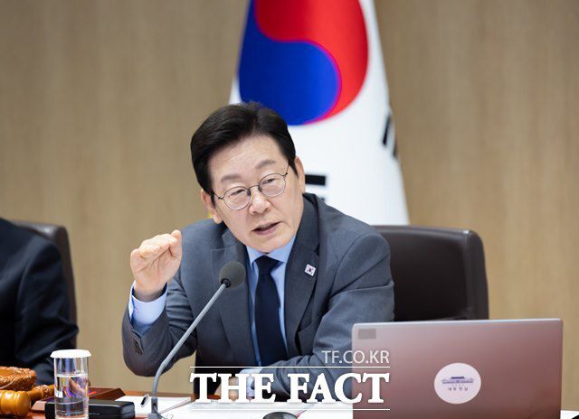 대통령실은 22일 김정은 북한 국무위원장이 "한국과 마주 앉을 일 없다"고 선을 그은 데 대해 "긴 안목을 갖고 긴장 완화와 신뢰 회복을 통해 남북 간 적대를 해소하고 평화적 관계로 발전을 추진해나갈 것"이라는 입장을 밝혔다. 이 대통령이 9일 오후 용산 대통령실에서 주재한 제41회 국무회의에서 발언하고 있다. /대통령실