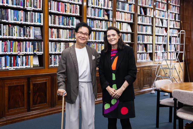 이재현(왼쪽) CJ그룹 회장이 영국 런던에서 세계 최정상급 외교 안보 싱크탱크인 채텀하우스의 브론웬 매덕스 소장과 사진을 촬영하고 있다. /CJ그룹