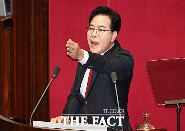 송언석 국민의힘 원내대표가 22일 국회에서 열린 정책의원총회에서 "국회 안에서부터 독재가 만연한 상황"이라며 "여기서 우리가 물러서면 자유와 인권, 민주주의를 보장하는 우리 헌법이 무너진다는 비장한 각오로 싸움에 임해야 한다"라고 강조했다. /배정한 기자