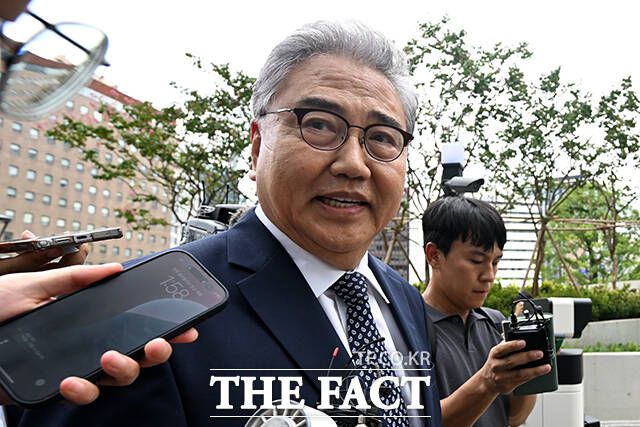 박진 전 외교부 장관이 4일 오후 서울 종로구 KT 광화문 빌딩 웨스트에 마련된 김건희 여사 관련 의혹을 수사 중인 민중기 특별검사팀 사무실로 출석하고 있다. /서예원 기자