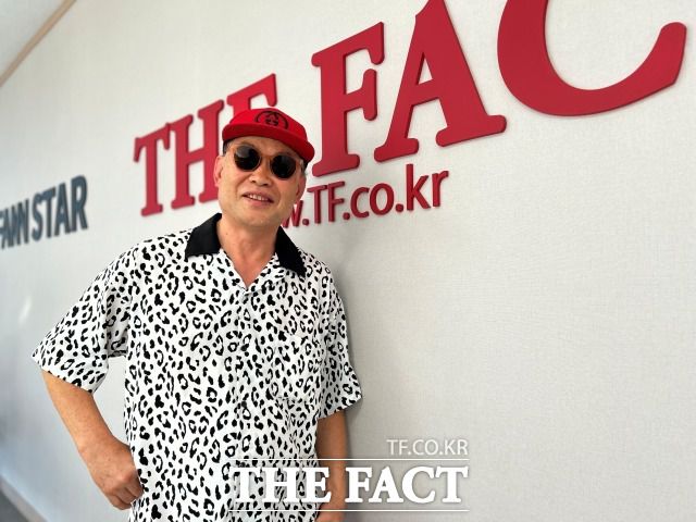 '풀꽃 가수' 박장순이 지난 10일 서울 마포구 상암동 <더팩트> 사옥에서 진행한 인터뷰를 마치고 포즈를 취하고 있다. /이상빈 기자