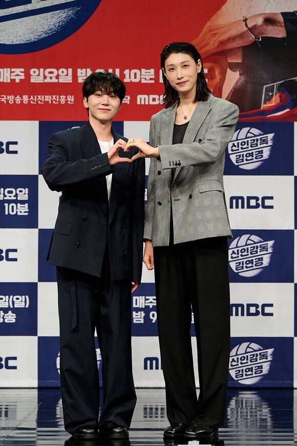 그룹 세븐틴(Seventeen) 승관(왼쪽)과 김연경 감독이 '신인감독 김연경' 제작발표회에 참석해 포즈를 취하고 있다. /MBC