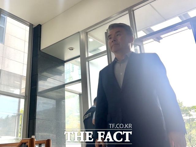 이종섭 전 국방부 장관이 25일 오전 서울 서초구 채상병특검 사무실에 출석하고 있다. /김해인 기자