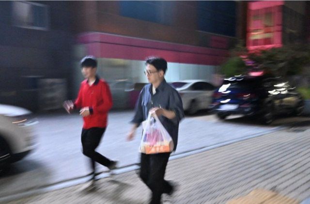 한동훈 국민의힘 전 대표가 '전국 민심 투어'에 나섰다. 사진은 한 전 대표가 지난 23일 경남 진주에서 치킨을 배달하고 있는 모습. /한 전 대표 SNS 갈무리