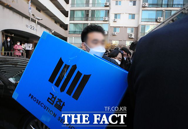 경기 성남시 '대장동 개발 특혜' 의혹을 수사하는 검찰이 17일 서울 송파구 잠실의 곽상도 전 의원 자택에 대한 압수수색을 집행한 가운데, 수색을 마친 검찰 관계자가 곽 전 의원의 집에서 나온 박스를 차량에 싣고 있다. /이새롬 기자