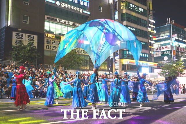 '천안흥타령춤축제 2025' 거리퍼레이드에서 외국인 참가자들이 열정적인 댄스 퍼포먼스를 선보이고 있다. /천안시