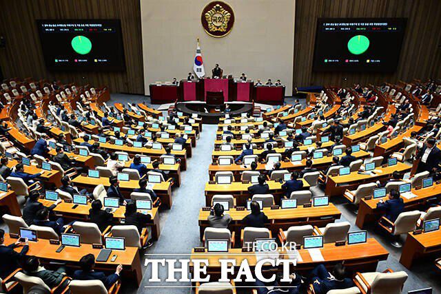 국회는 25일 본회의에서 비의료인의 문신 시술을 합법화하는 문신사법을 의결했다. /남윤호 기자