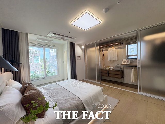 힐스테이트 사직아시아드는 50㎡, 59㎡, 78㎡, 84㎡ 등 중·소형 중심으로 공급된다. 사진은 견본주택 84㎡B 유니트의 침실이다. /공미나 기자
