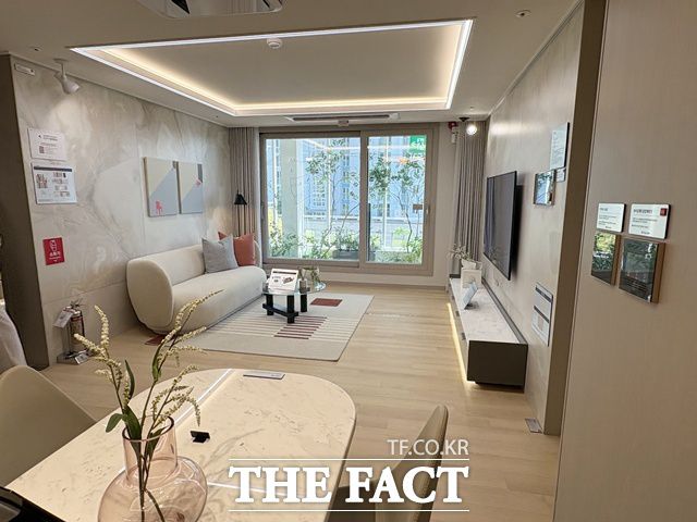 사진은 견본주택 59㎡A의 주방에서 바라본 거실이다. /공미나 기자