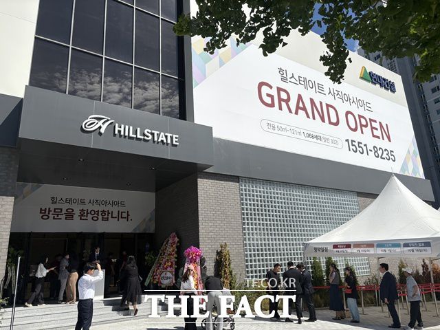 26일 방문한 힐스테이트 사직아시아드 견본주택에는 평일 오전부터 관람객으로 북적였다./공미나 기자