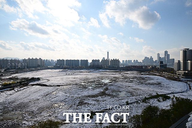 서울시는 오는 9월 30일부터 10월 2일까지 코엑스에서 열리는 'SLW 2025' 행사에서 '용산 스마트도시관' 쇼룸을 통해 시민에게 비전과 핵심 서비스를 공개한다. 용산국제업무지구 부지 모습. /더팩트 DB