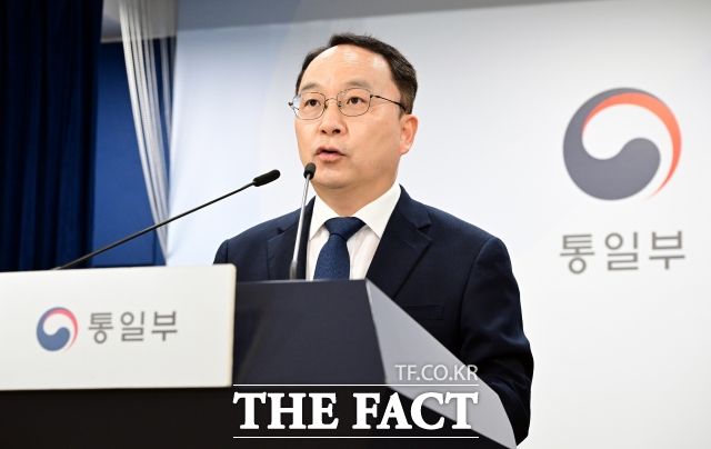 구병삼 통일부 대변인은 29일 김정은 북한 국무위원장의 연이은 군사적 행보에 대해 "핵과 관련한 대미 메시지를 낸 것으로 보고 있다"고 평가했다. 이어 김 위원장이 핵 군축 및 관계 개선을 의제로 북미 대화 가능성을 밝힌 최고인민회의 연설과 같은 맥락에 있다고 말했다. /임영무 기자