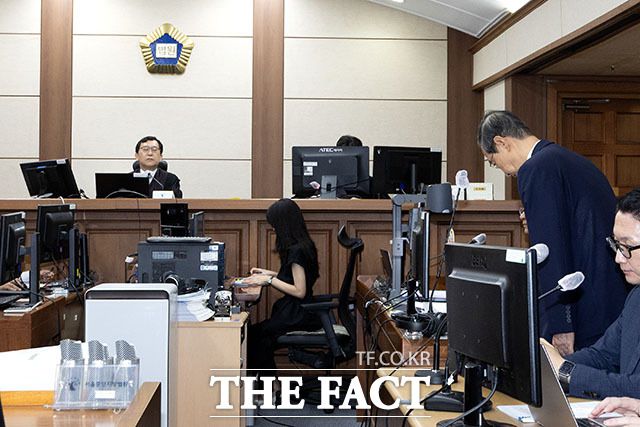 내란우두머리 방조 혐의로재판에 넘겨진 한덕수 전 국무총리가 30일 오전 서울 서초동 중앙지법에서 열린 첫 재판에 참석하고 있다./사진공동취재단