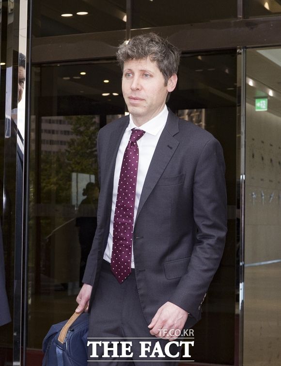 샘 올트먼 오픈AI 최고경영자가 1일 서울 강서구 서울김포비즈니스항공센터를 통해 입국하고 있다. /뉴시스