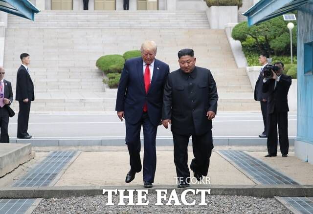 도널드 트럼프 미국 대통령이 경주 아시아태평양경제협력체(APEC) 정상회의 방한 한 달여를 앞두고 "김정은 북한 국무위원장과 전제 조건 없는 대화 의사를 갖고 있다"고 백악관이 30일(현지시간) 밝혔다. 사진은 지난 2019년 6월 30일 김 위원장과 트럼프 대통령이 판문점 공동경비구역(JSA) 군사분계선을 넘어 북측으로 갔다 다시 남측으로 넘어오고 있는 모습. /뉴시스
