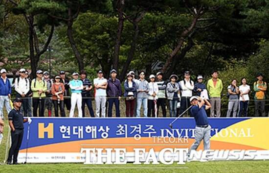 최경주와 현대해상의 첫 만남. 1억원 짜리 대회로 예정됐다가 현대해상 정몽윤 회장의 도움으로 상금이 5억원으로 증액됐던 2016년 대회에서 최경주가 티샷을 날리고 있는 모습./KPGA