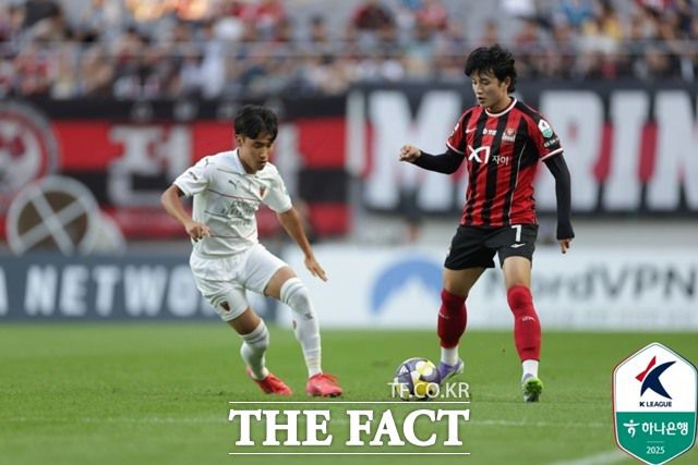 '하나은행 K리그1 2025' 정규라운드를 2경기 남겨놓고 있는 가운데 파이널A 진출을 위한 경쟁이 뜨겁게 달아오르고 있다. 두 경기 가운데 한 경기에서 맞대결을 펼치는 포항과 서울의 경기 장면./K리그