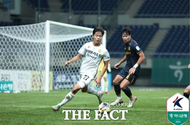 승점은 42점으로 같고 다득점에서 순위가 갈린 6위 광주와 7위 강원은 남은 2경기에서 파이널A 마지노선인 6위를 확보하기 위한 피말리는 경쟁을 펼칠 것으로 전망된다./K리그