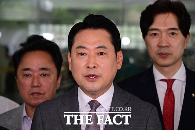 장동혁 국민의힘 대표가 4일 이재명 대통령이 대전 국가정보자원관리원(국정자원) 화재 이후 예능 방송을 촬영했다는 의혹에 대해 촬영 시간을 공개하라고 요구했다. 사진은 장동혁 국민의힘 대표(가운데)가 3일 오전 서울 영등포구 영등포경찰서에서 이진숙 전 방통위원장 체포에 대한 항의 방문을 마친 후 입장을 밝히고 있는 모습. /남윤호 기자