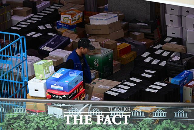 현재 필수노동자에 대한 논의는 또다시 멈춤 상태다. 사진은 대명절 추석 연휴를 일주일여 앞둔 25일 오전 서울 여의도 국회 의원회관에 택배 물품이 쌓여있는 모습. 기사와 무관. /남윤호 기자